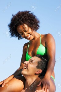 11912316-Couple-dans-l-amour-Femme-de-couleur-en-bikini-assis-sur-ses-paules-mans-sous-le-ciel-bleu-t-et-le-p-Banque-d_images.jpg