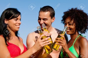 11912440-Groupe-d-amis-un-homme-embrasse-deux-femmes-et-elles-ont-toutes-les-boissons-en-maillot-de-bain-sur--Banque-d_images.jpg