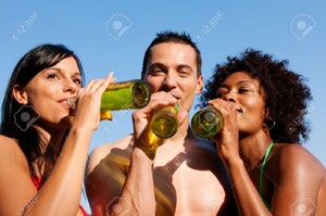 11912445-Groupe-d-amis-un-homme-embrasse-deux-femmes-et-elles-ont-toutes-des-boissons-en-maillot-de-bain-sur--Banque-d_images.jpg