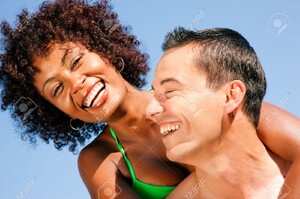 11912548-Couple-dans-l-amour-en-bikini-femme-de-c-lins-couleur-un-homme-de-race-blanche-par-derri-re-sous-le--Banque-d_images.jpg