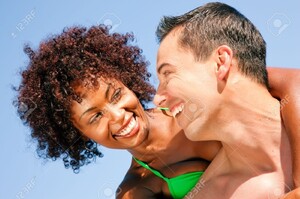 11912578-Couple-dans-l-amour-en-bikini-femme-de-c-lins-couleur-un-homme-de-race-blanche-par-derri-re-sous-le--Banque-d_images.jpg