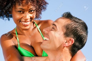 11912624-Couple-dans-l-amour-en-bikini-femme-de-c-lins-couleur-un-homme-de-race-blanche-par-derri-re-sous-le--Banque-d_images.jpg
