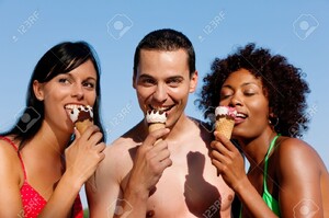 11912628-Groupe-d-amis-un-homme-et-deux-femmes-de-manger-la-cr-me-glac-e-en-maillot-de-bain-et-bikini-il-semb-Banque-d_images.jpg
