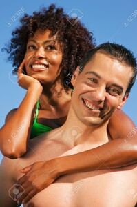 11912636-Couple-dans-l-amour-en-bikini-femme-de-c-lins-couleur-un-homme-de-race-blanche-par-derri-re-sous-le--Banque-d_images.jpg