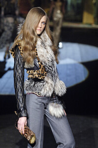 12397_celebrity_city_Roberto_Cavalli_Milan_Fall_06_180_123_6lo.thumb.jpg.8572e80c7e1b6127666973145e7e4be4.jpg