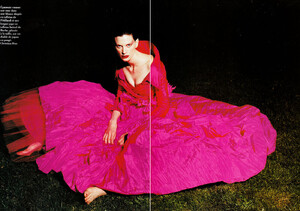 1994-9-vogue-fr-km-5a_orig.thumb.jpg.b6a6d2de78a40207843cb6cc67586526.jpg