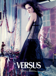 1999_FW_Versus_Steven_Meisel_2.png.8df0f9379e45391ae93ba74e25dd7bcc.png