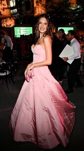 [2023.11.12] moniquelhuillier_3234920047485903844.jpg