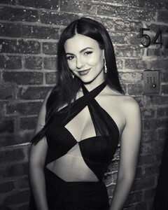 [2023.11.16] victoriajustice_402656675_872834087676677_6211973933146588586_n.jpg