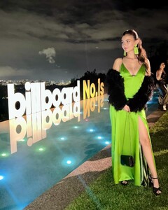 [2023.11.20] victoriajustice_403859764_355808746987119_7351695569628662878_n.jpg