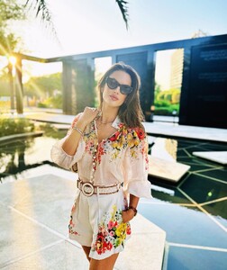 [2023.11.28] alessandraambrosio_405283558_18402898351000670_1414315320530823098_n.jpg