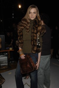 30159_celebrity_city_Roberto_Cavalli_Milan_Fall_06_Backstage_101_123_191lo.thumb.jpg.8c18b06e99e3ffd381313b36ea205d8a.jpg