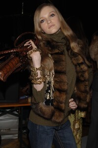 30337_celebrity_city_Roberto_Cavalli_Milan_Fall_06_Backstage_102_123_99lo.thumb.jpg.b85f93716f908b2f79e9bf7dc24e3c03.jpg