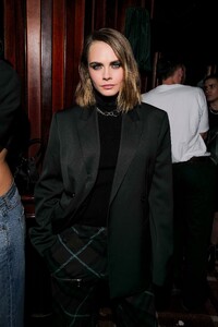 397687359_cara-delevingne-burberry-knight-bar-cara-delevingne-654e7f3e481ee.jpg