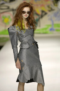 52407_celebrity_city_Vivienne_Westwood_Paris_Fashion_Show_31_123_587lo.jpg