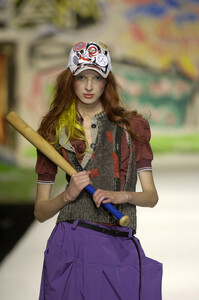 70699_celebrity_city_Vivienne_Westwood_Paris_Fashion_Show_156_123_555lo.thumb.jpg.6cb7214444f182897598a383934f95f4.jpg