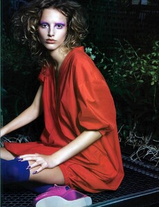 ARCHIVIO-VogueItalia(February2008)-Suggestions-021.thumb.jpg.bde690fc920201c23da2cc3f80a8e8f8.jpg