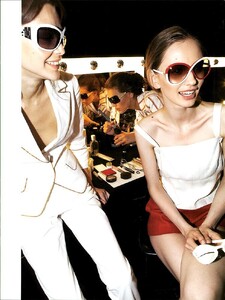 ARCHIVIO-VogueItalia(May2007)-GlassesOnShow-008.thumb.jpg.0aa99ce7079f3ce6a1653ca949d663a6.jpg