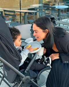 A busy mum on the go never looked this good thanks to @Cybex_Global#CYBEX #CYBEXfamily #CYBEXMios.jpg