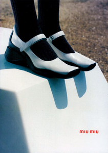 Akehurst_Miu_Miu_Fall_Winter_1998_99_02.thumb.png.f176ee4da408810fd01091c5dbf42a05.png