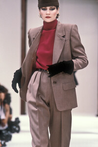 ChristianDior1985HauteCouture16.thumb.jpg.e4850a565320cdaf436301d1c7648b05.jpg