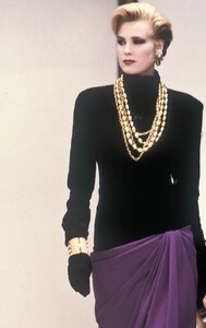 ChristianDior1985HauteCouture94.thumb.jpg.1972a6f3742ff2aacaf64cbd58a5f278.jpg