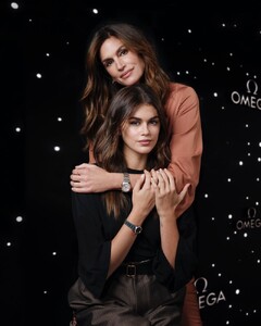 Cindy-Crawford-Kaia-Gerber-Planet-OMEGA01.jpg