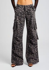 Ecommerce_Crop-23-09-28_PiperSweater_Jane_Cargo_Pant_WashedLeopard_395_ECOMM_caf9bddc-53a3-4d25-b317-f77ba5104e03.jpg
