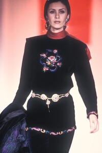 EmanuelUngaro1993WomenRTW32.thumb.jpg.0f04938ed02378b8246fc254442f0004.jpg