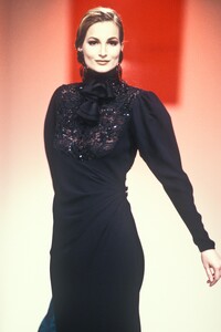 EmanuelUngaro1993WomenRTW55.thumb.jpg.f4001d067d21bc907cd54c9de1bf7e53.jpg