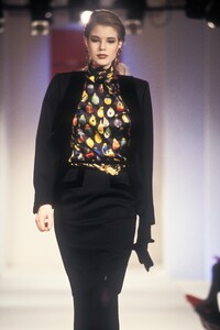 EmanuelUngaro1993WomenRTW71.thumb.jpg.3a253e136bb9d701b07630ca53529dcb.jpg