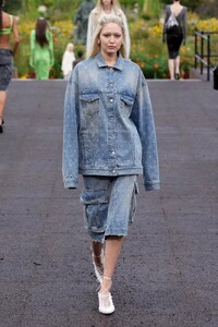 GivenchyS23018.thumb.jpg.3a199723326d1d9f26bd4d0f461de2cf.jpg