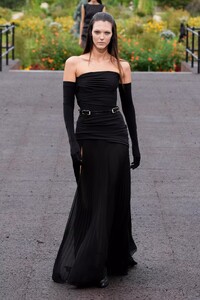 GivenchyS23046.thumb.jpg.71193199dd8c595c3445858dbdd3fd20.jpg