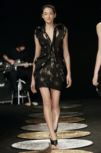 Hussein-Chalayan-Spring-2006-vg-C7-V-o-Gd-RAx.jpg