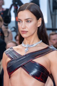 Irina_Shayk(6972).thumb.jpg.b04deb46851a56be469319636099f315.jpg