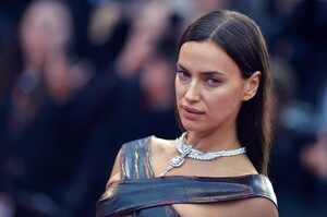 Irina_Shayk(6984).thumb.jpg.b1d447d6f333ee89174a3d880dbcdc3a.jpg