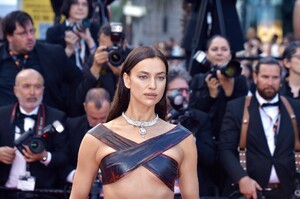 Irina_Shayk(6998).thumb.jpg.d46ff5645eae63d8883e7904cdf16d5a.jpg