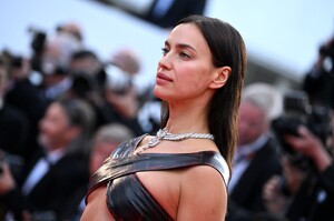 Irina_Shayk(6999).thumb.jpg.facedeab522f390e4c3c13676e8be641.jpg