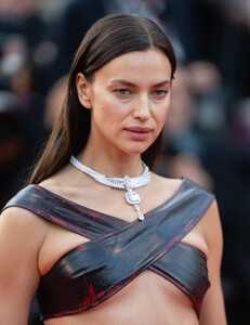 Irina_Shayk(7002).thumb.jpg.d50f70cac2306ec4fdec2ffbd8e1502d.jpg