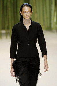 Issey-Miyake-Spring-2006-o-5badlx-C0-Sx.jpg