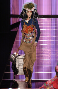 John-Galliano-Fall-2004-NTk-D-BBq-CVSx.jpg