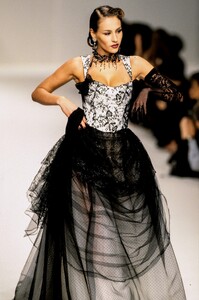 LolitaLempicka1995WomenRTW119.thumb.jpg.2351808631a31de5269bb8309cfd44ba.jpg