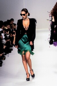 LolitaLempicka1995WomenRTW12.thumb.jpg.e13a5a433ec13d3c3dc527b53b6a0c5b.jpg