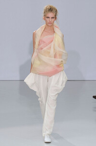 Moon-Young-Hee-Spring-2012-kn-Ye-Up-KUAMWx.thumb.jpg.87433323bd540e794ab3303a006eea6f.jpg