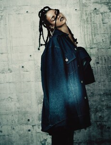 Rihanna_04.thumb.jpg.1e47bd265d2af938d434d3b7eb3f57d5.jpg
