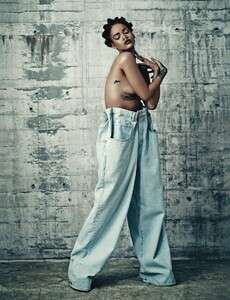 Rihanna_06.thumb.jpg.1016aae89ae76510baf74cc604fd1998.jpg