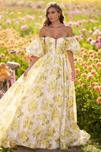 Sherri-Hill-56379-yellow-rose-53892.thumb.jpg.187604cab19dd23dee0dadc198436adb.jpg