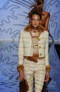 Valentino-Fall-2001-O19-Pa-UZZI6-Lx.jpg