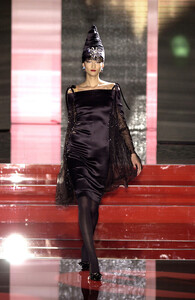 Valentino-Fall-2003-l-URfz-Bcsd1xx.jpg