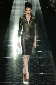 Valentino-Fall-2004-szow-CKnj-Rkex.jpg